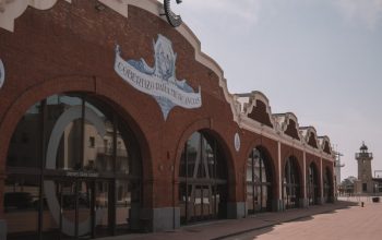 Facade of the Orenes Gran Casino in Castellón de la Plana, featuring classic architecture under a clear sky.